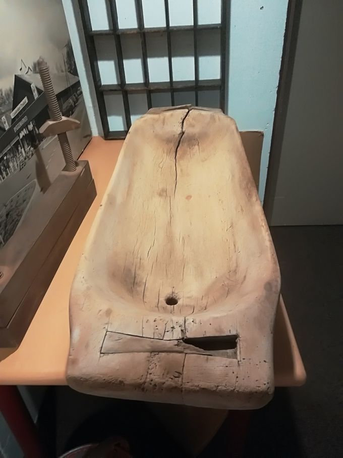 Smøræltetrug fra ca. 1860.
Det hørte til det hårde kvindearbejde at ælte smørret.
Det blev gjort med hænderne i et sådant stort æltetrug.
Truget skulle hælde mod den ene ende, så kærnemælken kunne løbe fra i aftapningshullet. 
Truget har været anvendt på Tvedsgaard i Klebæk.