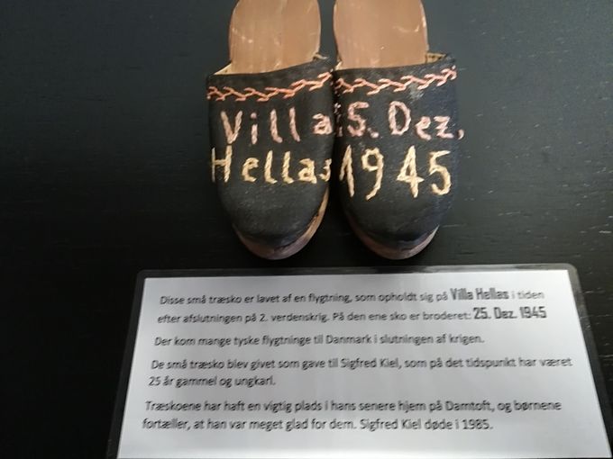 Disse små træsko er femstillet af en flygtning som opholdt sig på Hellas under 2. verdenskrig.