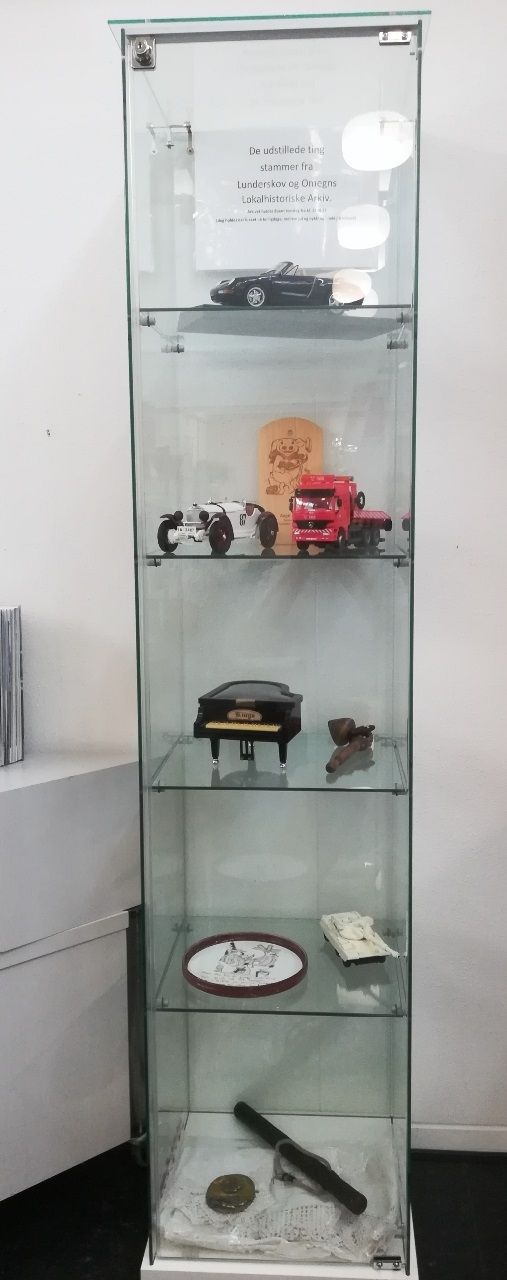 Glasskabet kan ses i biblioteket og vil løbende blive udskiftet med effekter fra arkivet.
