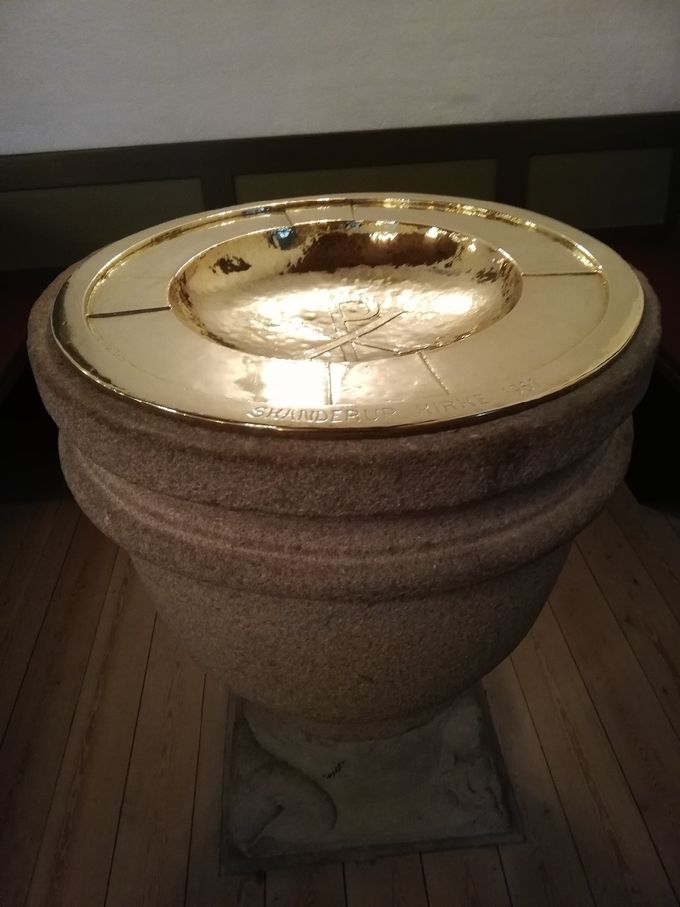 Døbefonten i Skanderup Kirke.