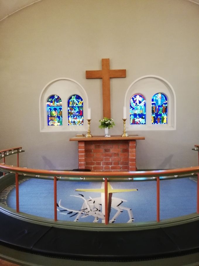 Alteret i Skanderup valgmenighedskirke.