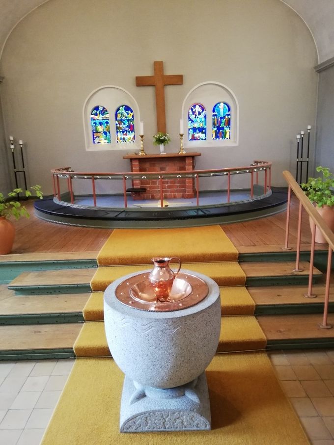 Døbefont og alter I Skanderup Valgmenigheds Kirke.