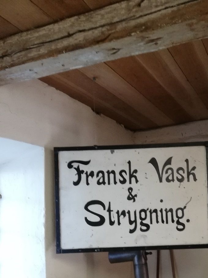 Det var de finere ting i tøj, der blev udsat for denne fornemme behandling.