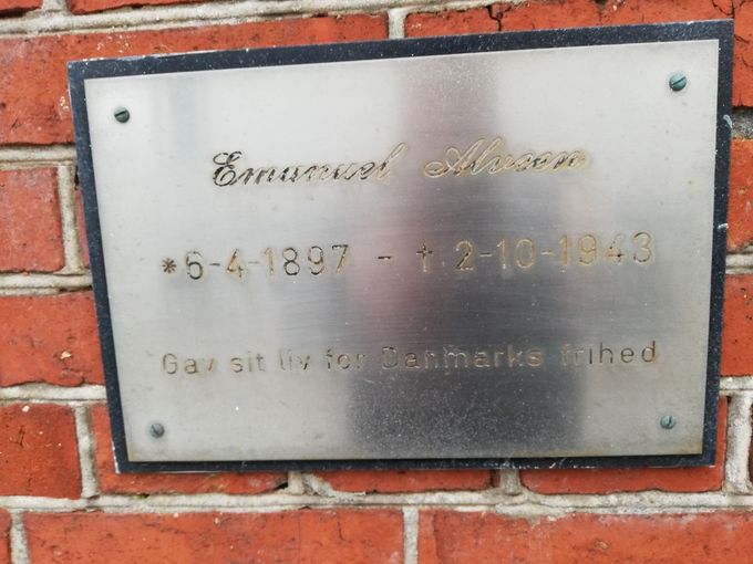 Mindepladen som er anbragt på huset hvor Alve'en boede.