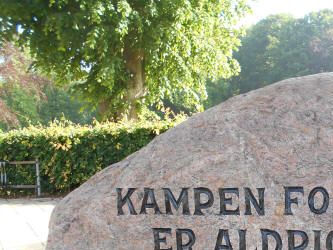 Mindesten ved Hvidkilde.